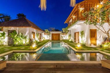 Promo 70%  FAMILY 5 BR Villa Seminyak Beach AKNM