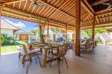 Promo 70% FAMILY 5 BR Villa Seminyak Beach AKNM