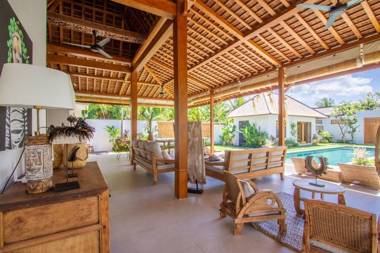 Promo 70%  FAMILY 5 BR Villa Seminyak Beach AKNM
