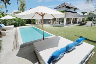 amazing villa with pool and huge lawn