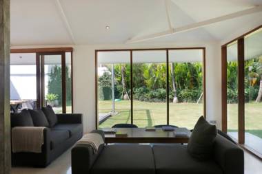 amazing villa with pool and huge lawn