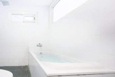 RedDoorz Premium near Senggigi Beach