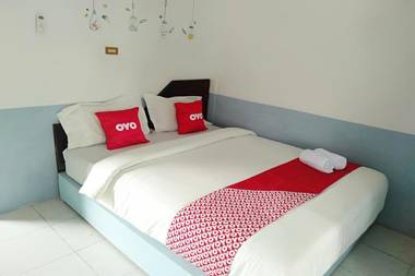 Vaccinated Staff - OYO 1448 Kartini Residence Syariah