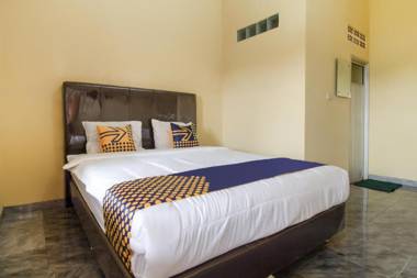 Vaccinated Staff - SPOT ON 3005 Kost Rumaisha Syariah