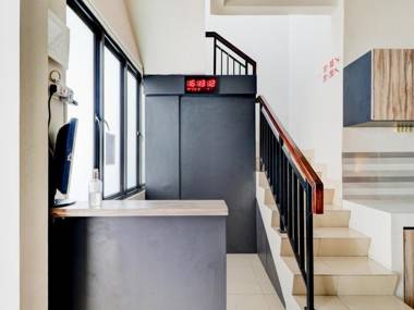 OYO 90215 Ada Residence