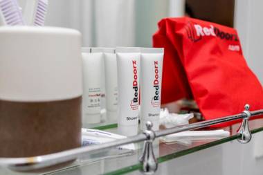 RedDoorz Plus near Living Plaza Jababeka