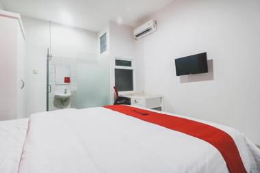 RedDoorz Plus near Living Plaza Jababeka