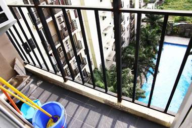 Pool View 2BR Mutiara Bekasi Apartment By Travelio