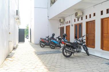 RedDoorz Syariah near Jatisampurna Hospital