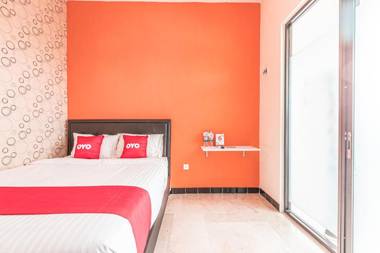 Vaccinated Staff - OYO 1742 Safa Alya