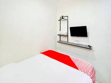 Vaccinated Staff - OYO 90048 Teratai Bekasi Guesthouse