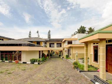 RedDoorz Plus At Megamendung Puncak Bogor