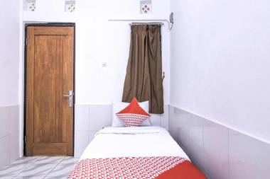 Vaccinated Staff - OYO 3317 Maju Jaya Homestay Syariah