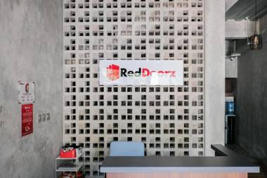 RedDoorz near Trans Studio Mall Cibubur 3