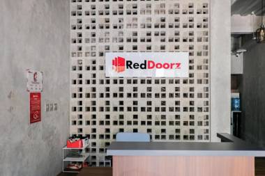RedDoorz near Trans Studio Mall Cibubur 3