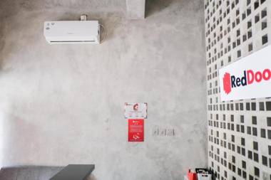 RedDoorz near Trans Studio Mall Cibubur 3