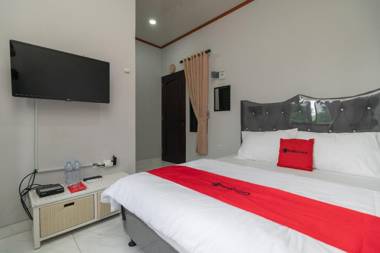 RedDoorz Plus near Jungleland Sentul