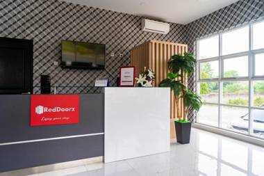 RedDoorz Plus near Teras Kota 3