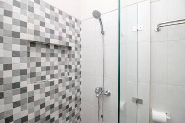 RedDoorz Plus near Soekarno Hatta Airport Taman Mahkota