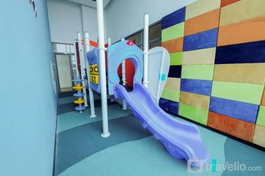 Spacious Lavish 3BR at Hillcrest House By Travelio