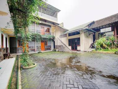 RedDoorz near Batu Love Garden