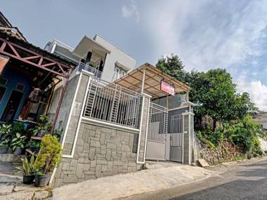 OYO 90472 Villa Dua Dua