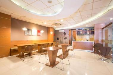 Life Hotel Mayjend Sungkono