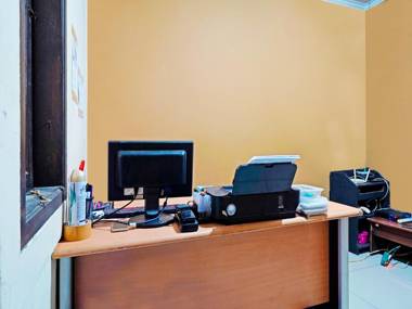 SPOT ON 91602 Red House Rents Syariah