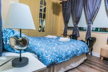 Downtown Trinity Two Bedroom Apartment( sleeps 6)