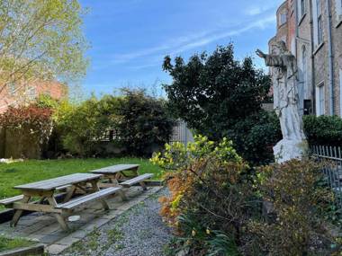 Leevin Hostel George