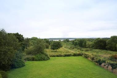 On Lakeshore with Horses Jetty & Games Room