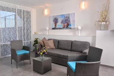 Luxury Suite with Jaccuzzi & Heated Pool