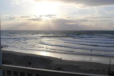 Ocean Front 2BR in Sea Hotel by HolyGuest