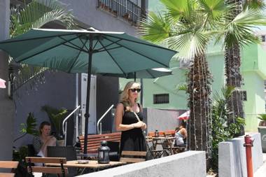 Crown Sea Apart Hotel