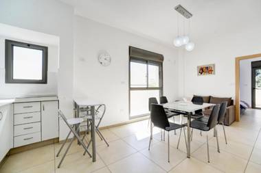 Fresh 2BR in Reines by HolyGuest