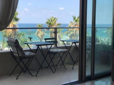 Sea View Apartment Prime Location On The Beach