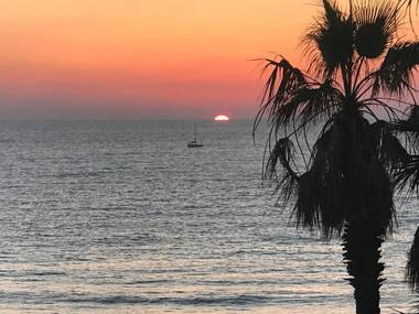 Sea View Apartment Prime Location On The Beach