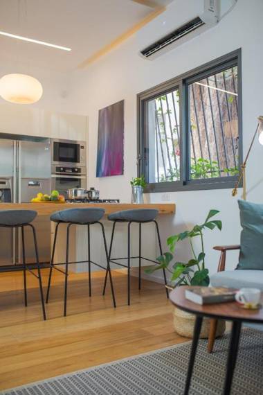 Modern Central Apt By The Beach