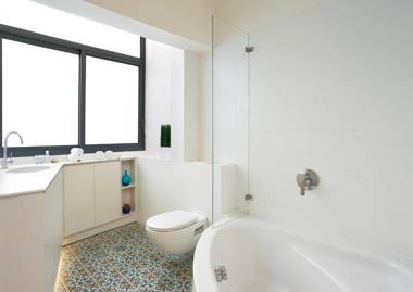 Pretty 1 BR in Gordon Beach by HolyGuest