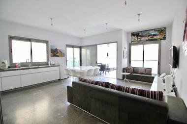 Up-Market 3BR in Frishman 9 by HolyGuest