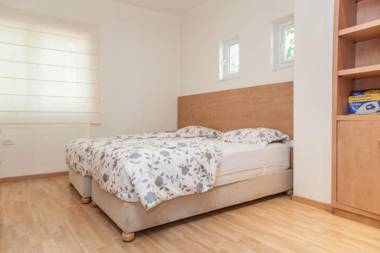 Pretty 2BR in Ben Gurion Blvd by HolyGuest