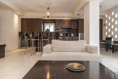 Pretty 2BR in Ben Gurion Blvd by HolyGuest