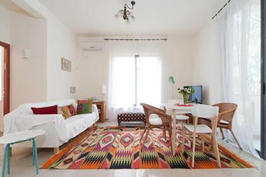 Sunny & Charming 2BR in Smolenskin by HolyGuest