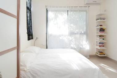 Sunny & Charming 2BR in Smolenskin by HolyGuest