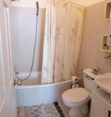 Ben Yehuda Sunny Apartment with balcony