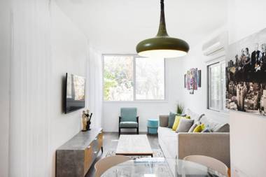 Quiet 1BR on Gordon Beach by HolyGuest