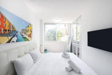 Quiet 1BR on Gordon Beach by HolyGuest