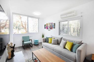 Quiet 1BR on Gordon Beach by HolyGuest