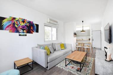 Quiet 1BR on Gordon Beach by HolyGuest
