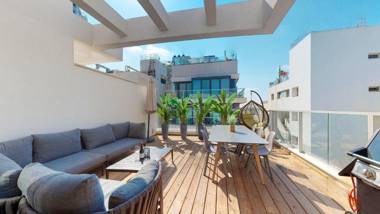Colorful 1BR Penthouse in Ben yehuda by HolyGuest